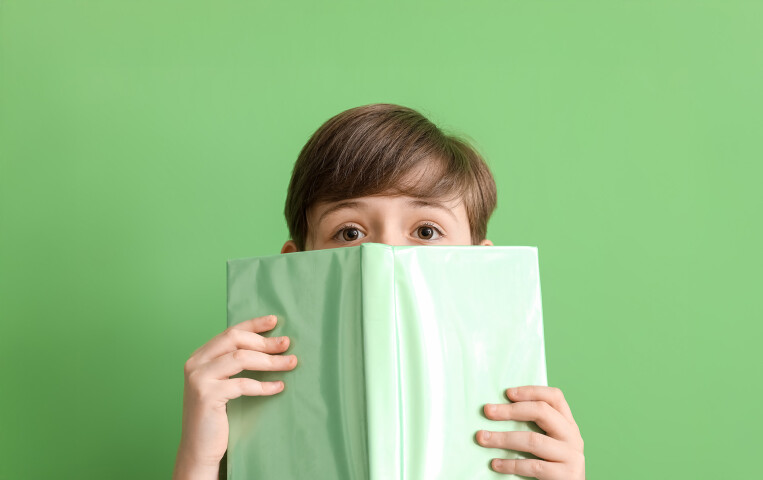 Jongentje met boek